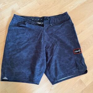 VISSLA Men's Dark Patterned Board Shorts